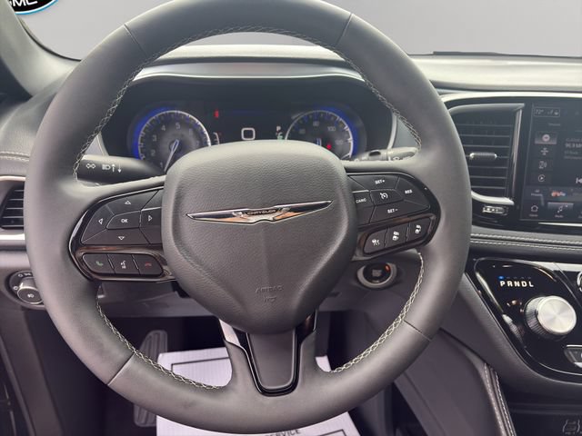 Used 2025 Chrysler Pacifica Limited FWD image 12