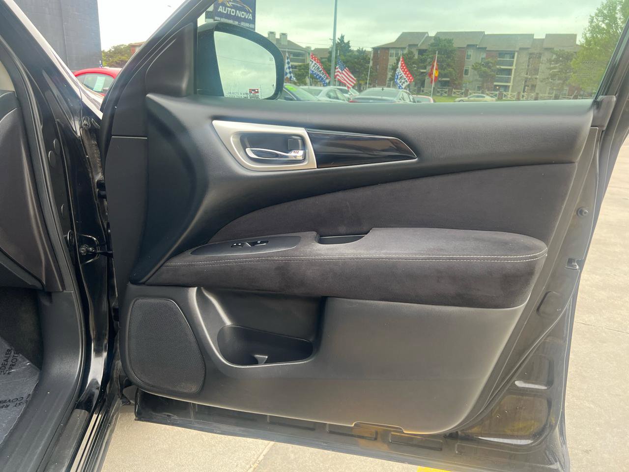 Used 2015 Nissan Pathfinder SV FWD image 23