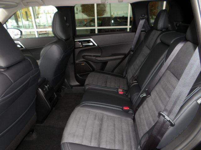 New 2025 Mitsubishi Outlander SE image 16