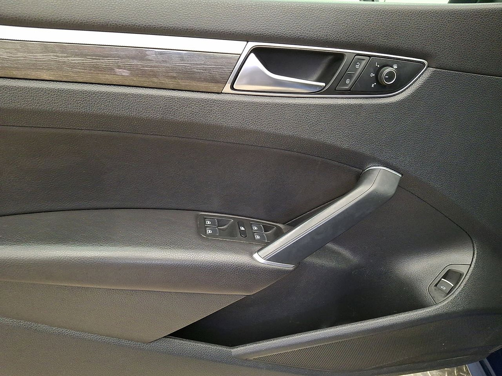 Used 2017 Volkswagen Passat 1.8T SE w/ SE Lighting Package image 10