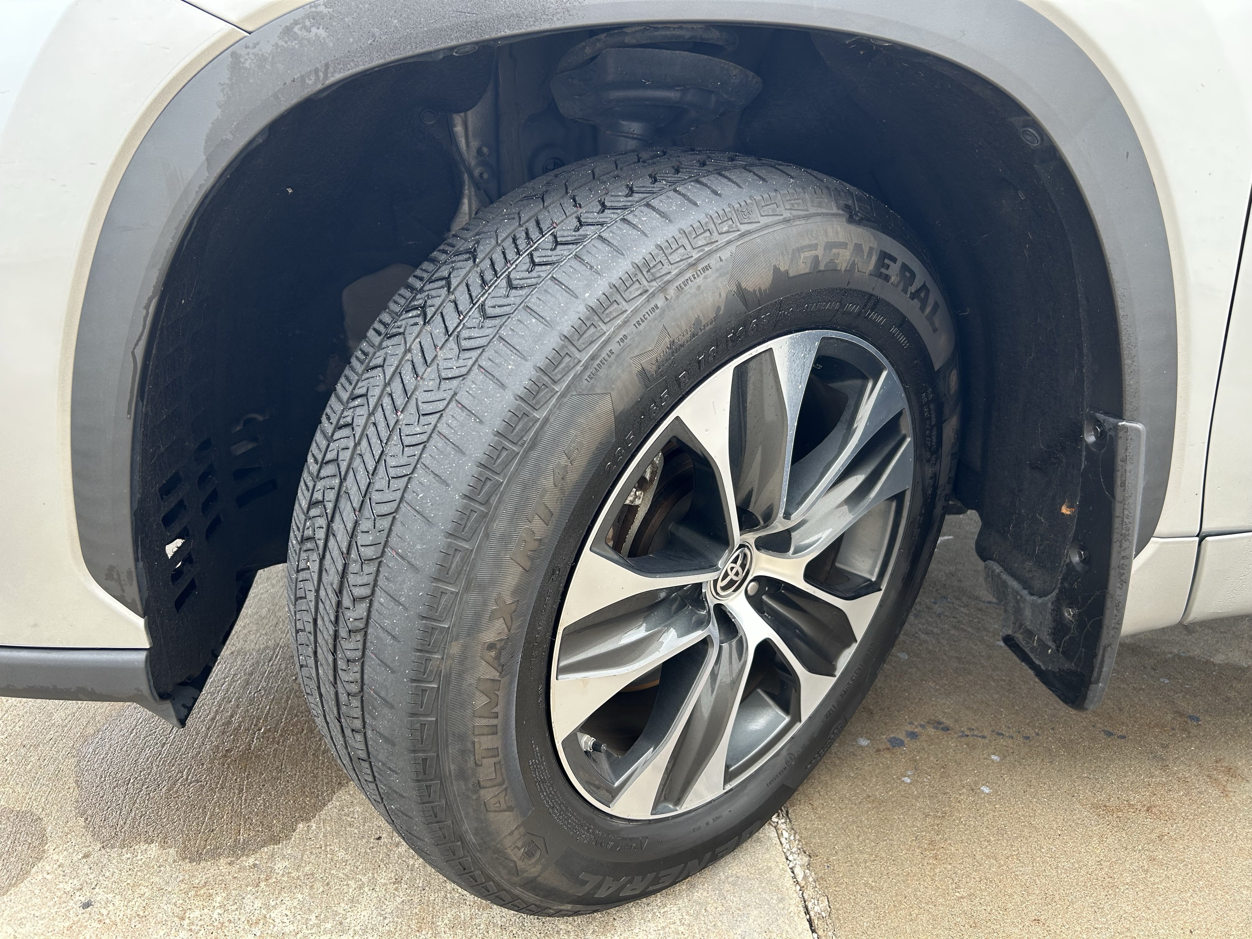 Certified 2020 Toyota Highlander XLE AWD/4WD image 10