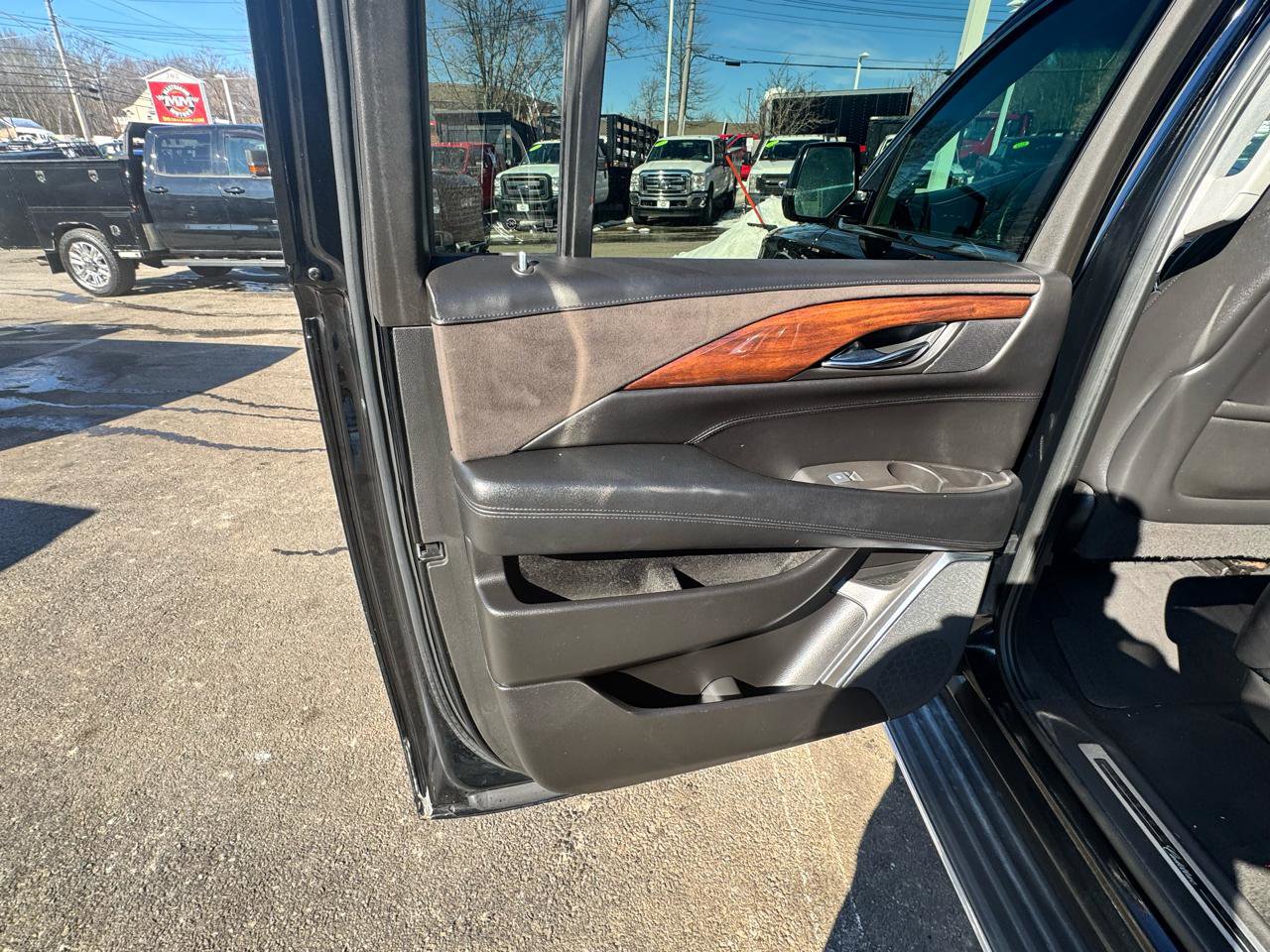 Used 2016 Cadillac Escalade ESV Luxury image 38