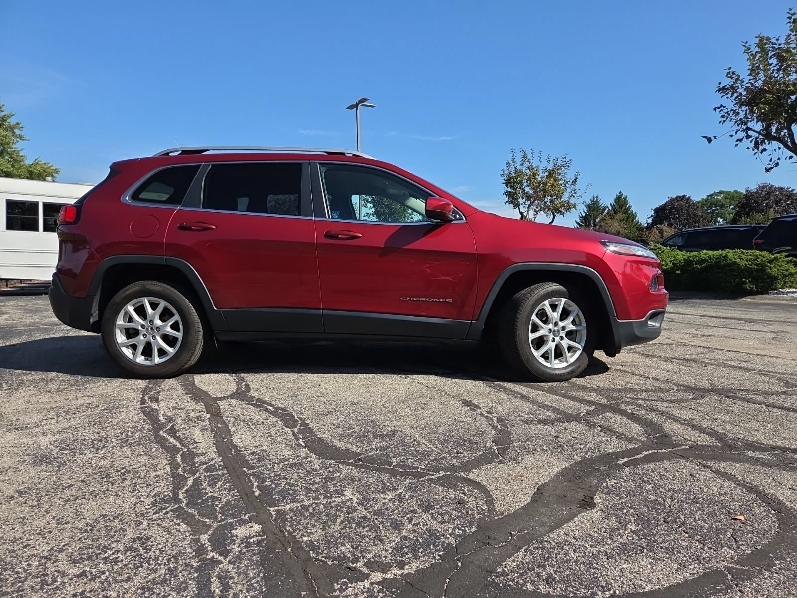 Used 2016 Jeep Cherokee Latitude FWD image 2
