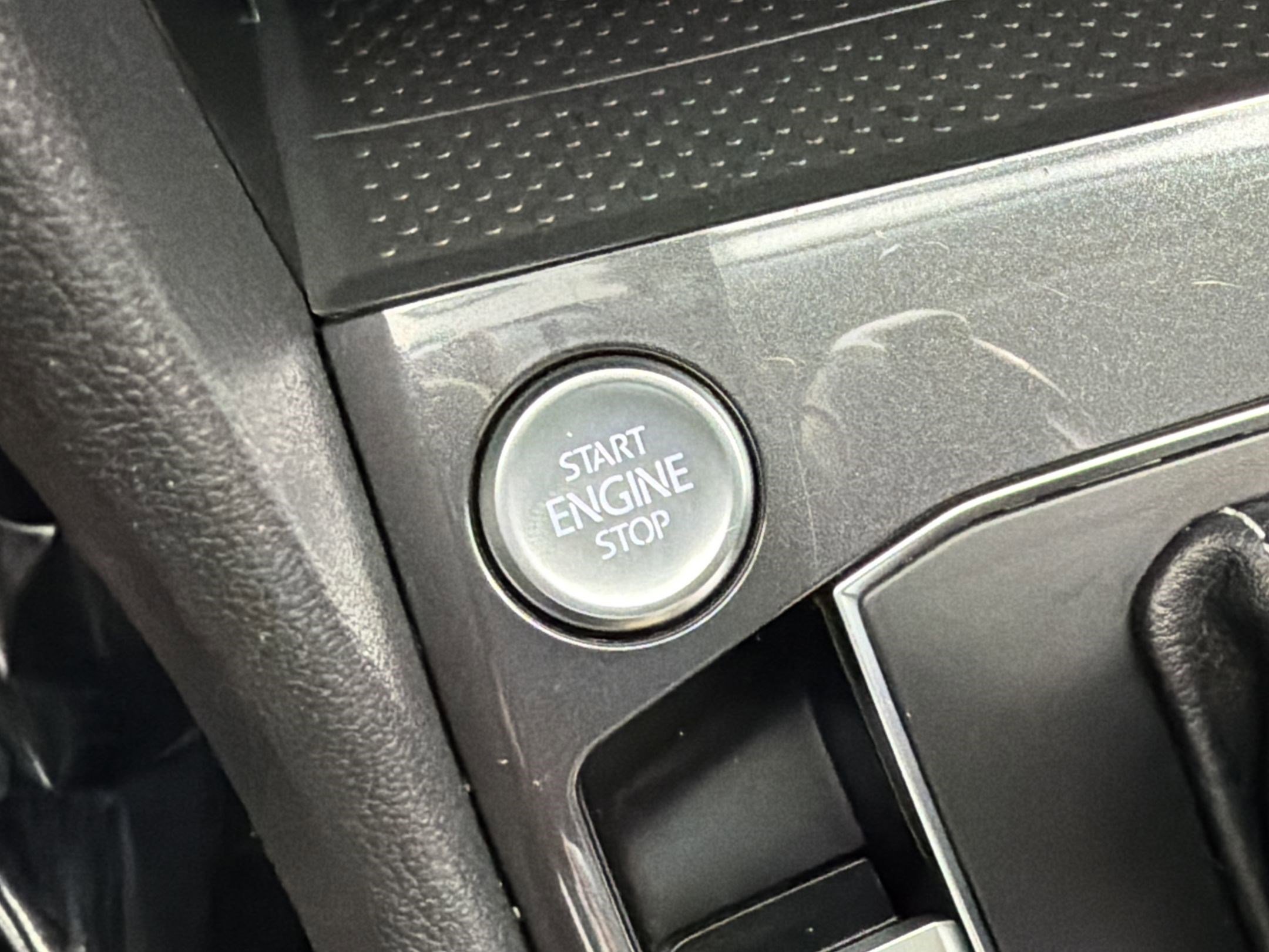 Used 2021 Volkswagen Tiguan SE w/ Panoramic Sunroof Package image 26