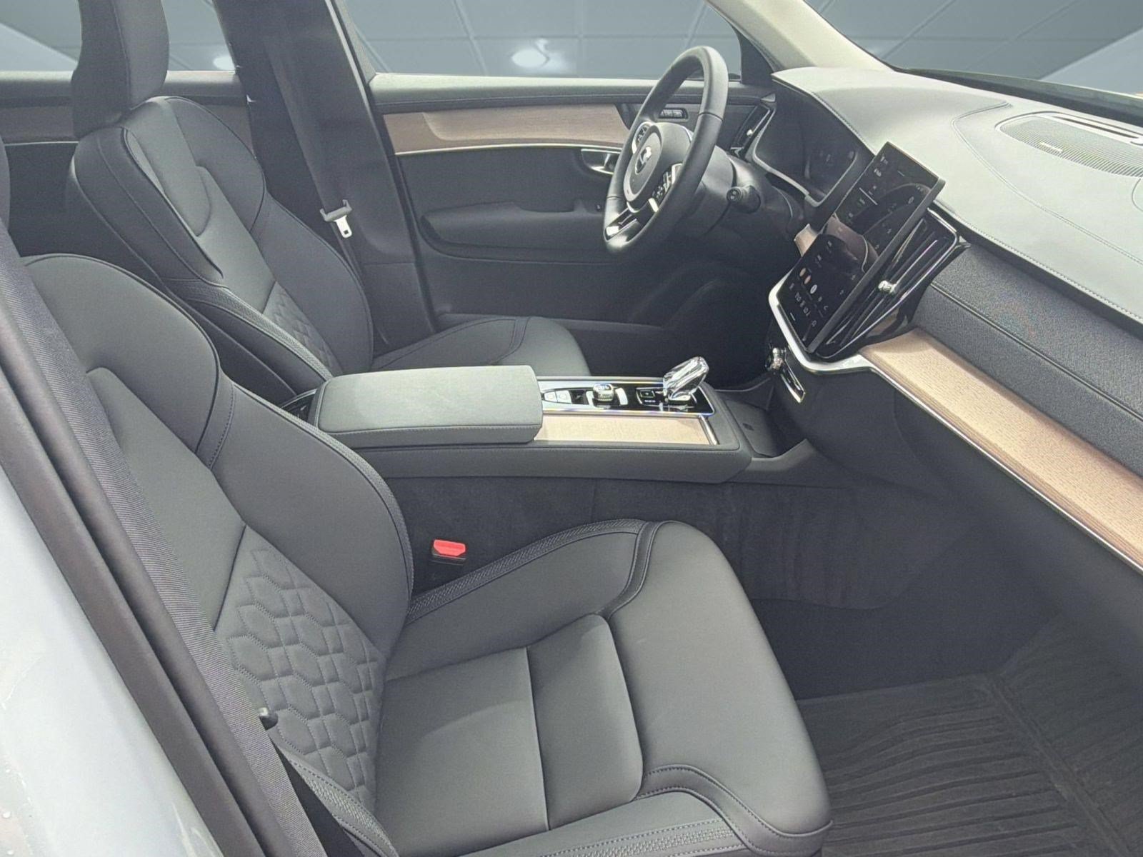 Certified 2025 Volvo XC90 B5 Plus AWD/4WD image 24