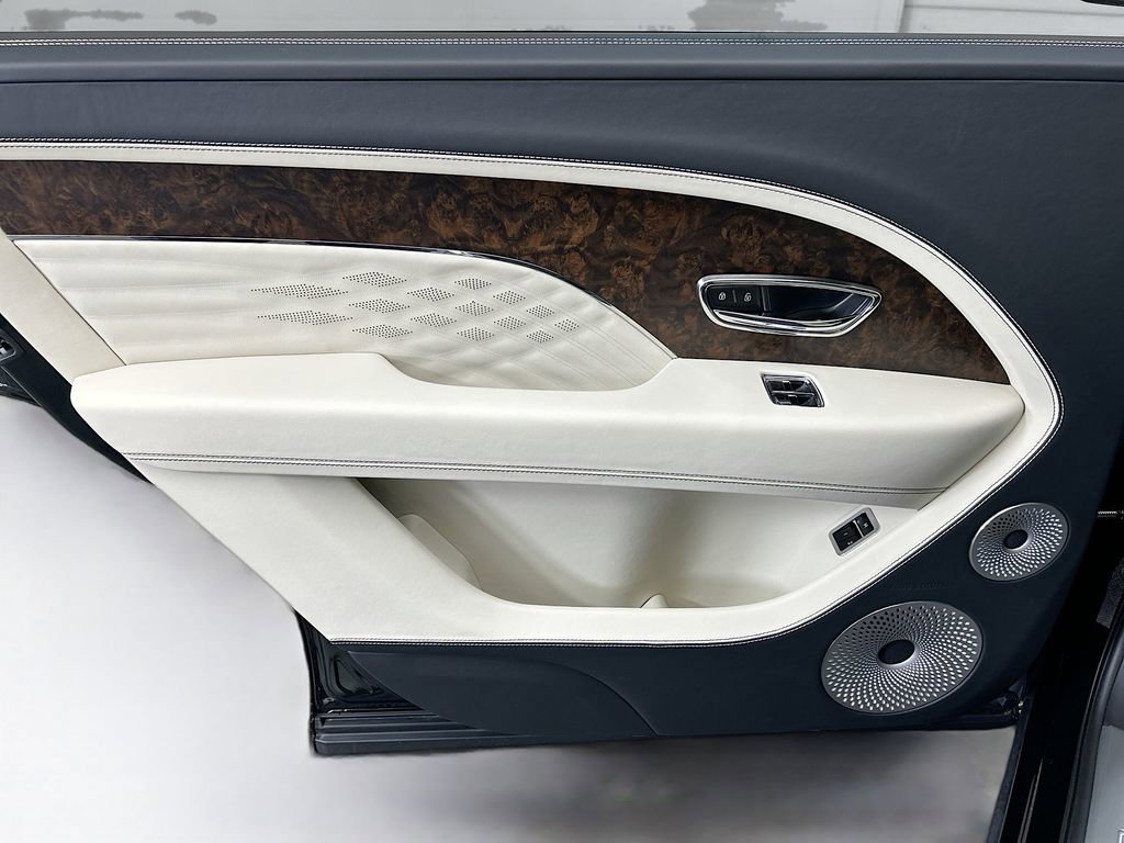 Used 2025 Bentley Bentayga Extended Wheelbase image 25