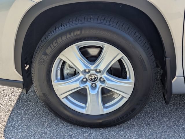 Certified 2024 Toyota Highlander LE AWD/4WD image 16