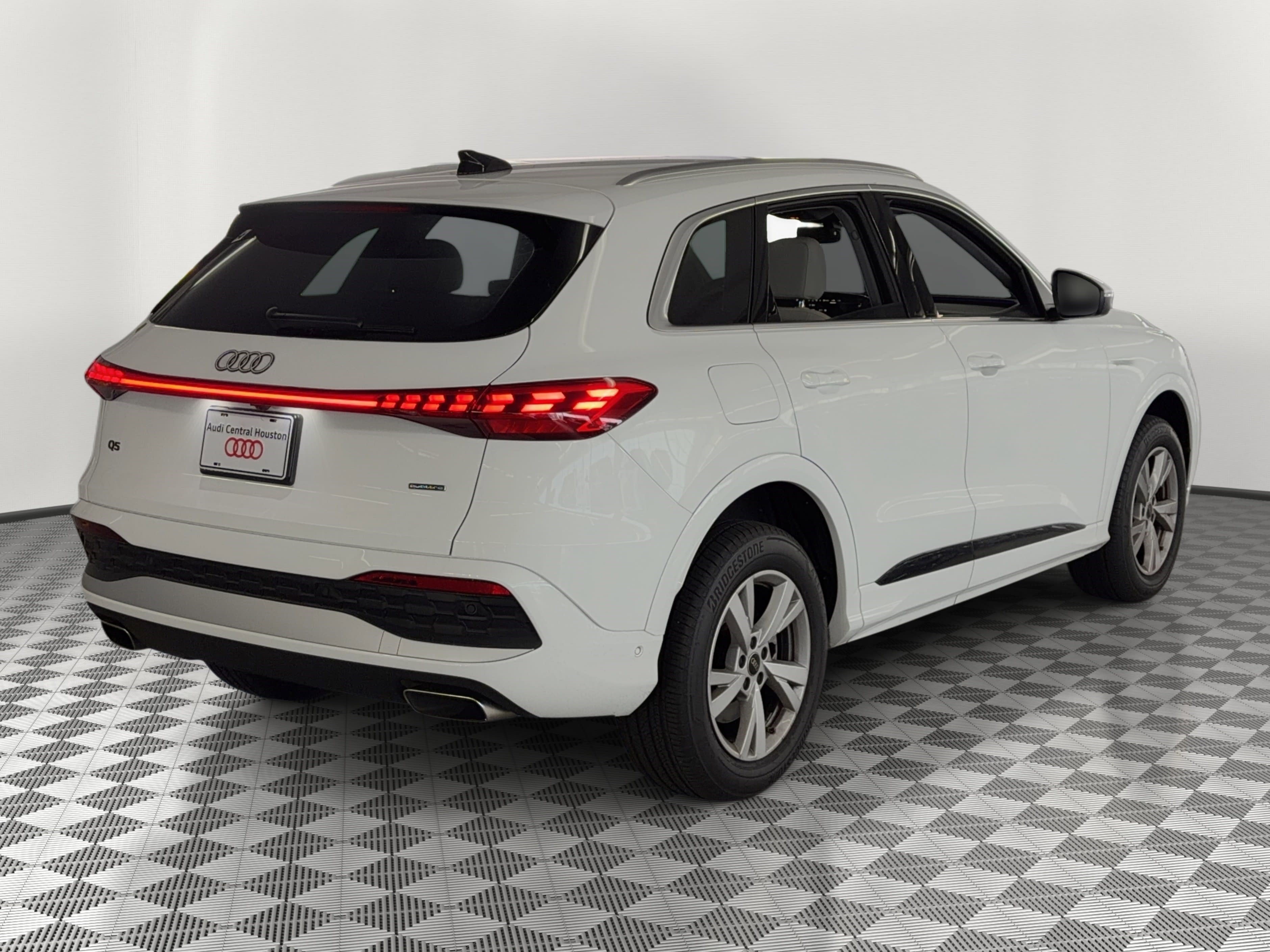 Certified 2025 Audi Q5 Premium AWD/4WD image 9