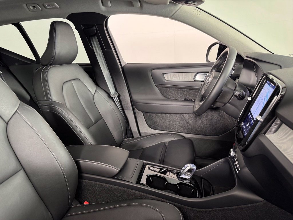 Certified 2025 Volvo XC40 B5 Plus AWD/4WD image 2