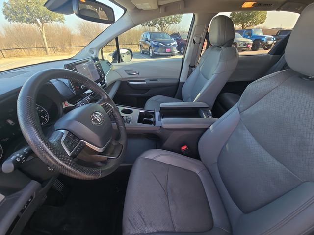 Used 2024 Toyota Sienna Limited image 16