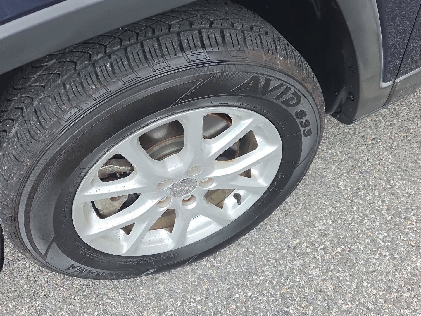 Used 2016 Jeep Cherokee Latitude AWD/4WD image 9