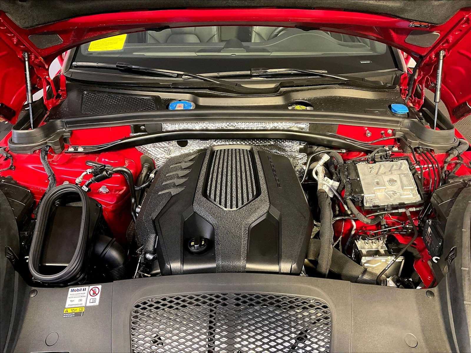 Certified 2023 Porsche Macan AWD/4WD image 32