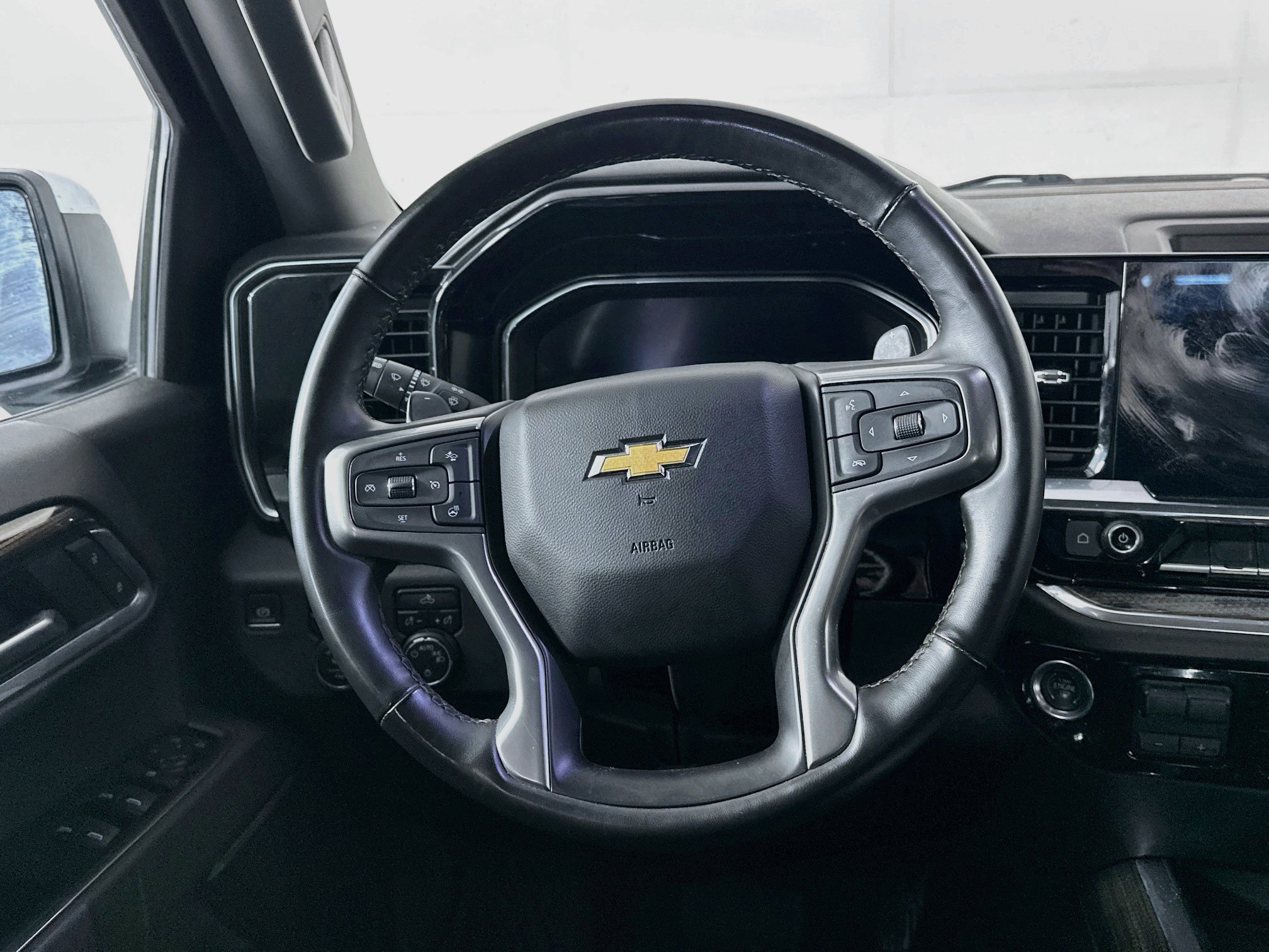Used 2025 Chevrolet Silverado 1500 LT AWD/4WD image 17