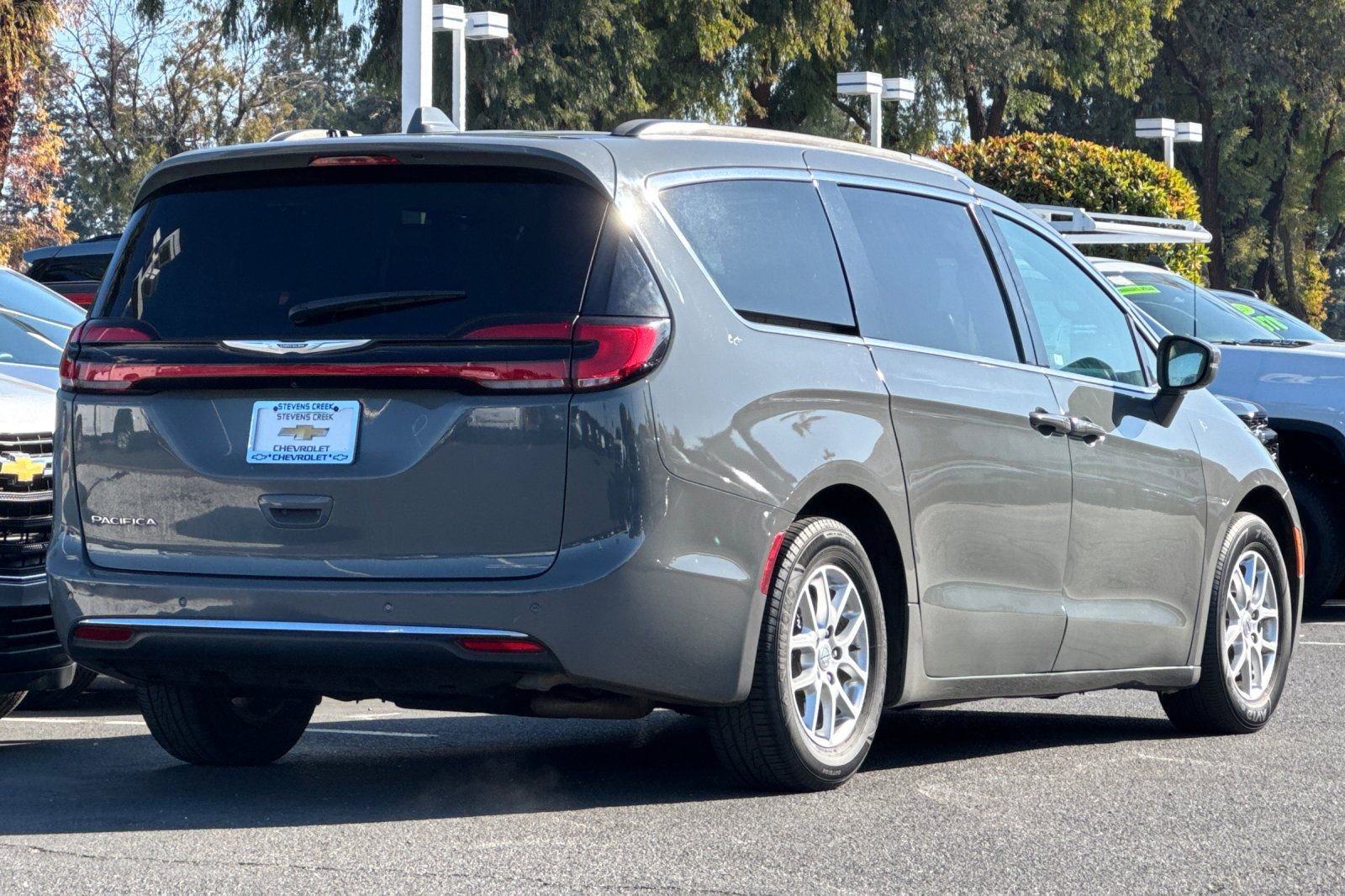 Used 2022 Chrysler Pacifica Touring-L image 5