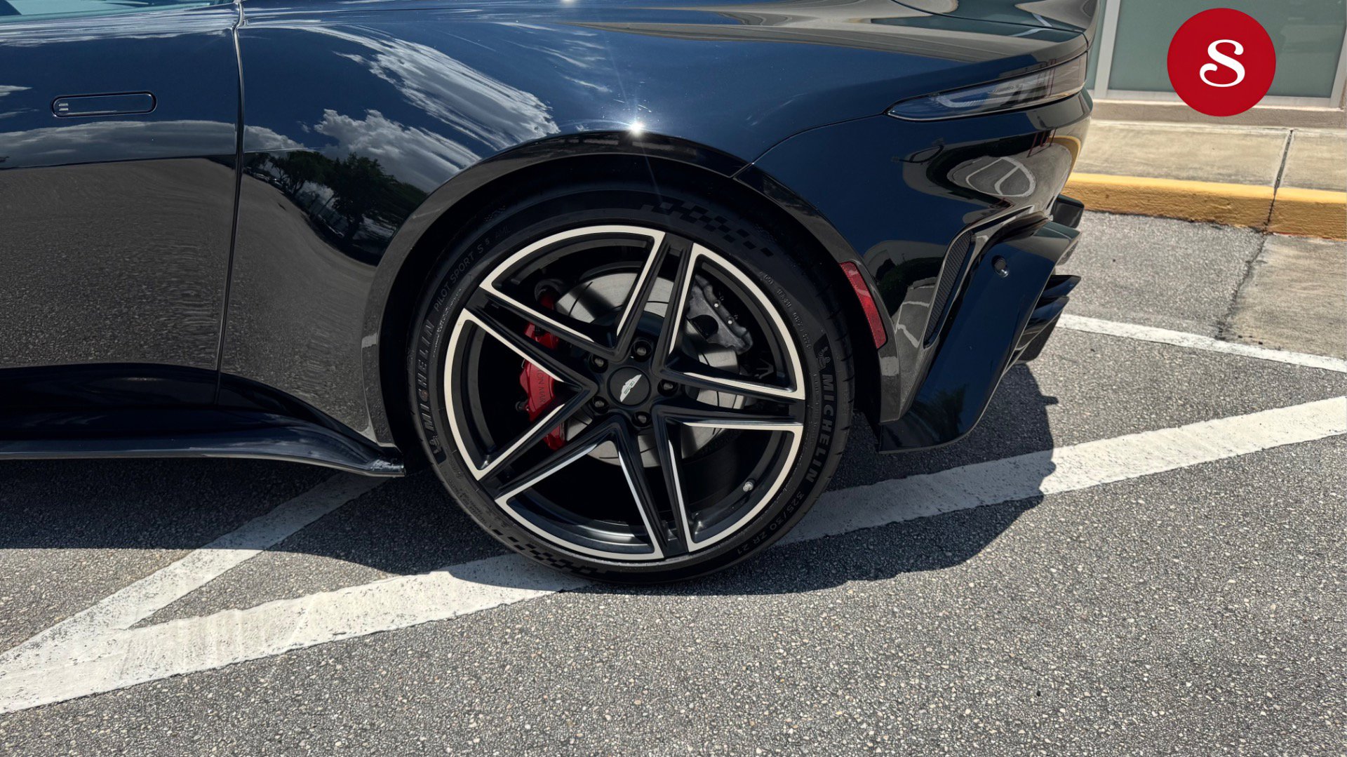 Used 2025 Aston Martin V8 Vantage Coupe RWD image 11