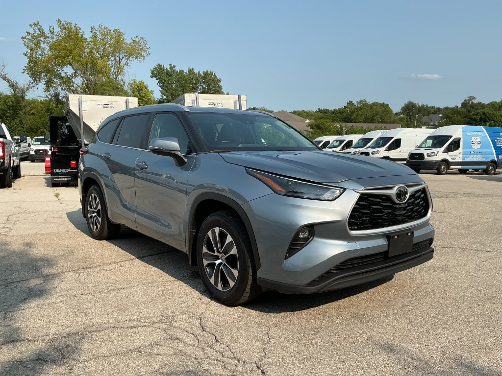 Used 2023 Toyota Highlander XLE FWD image 7
