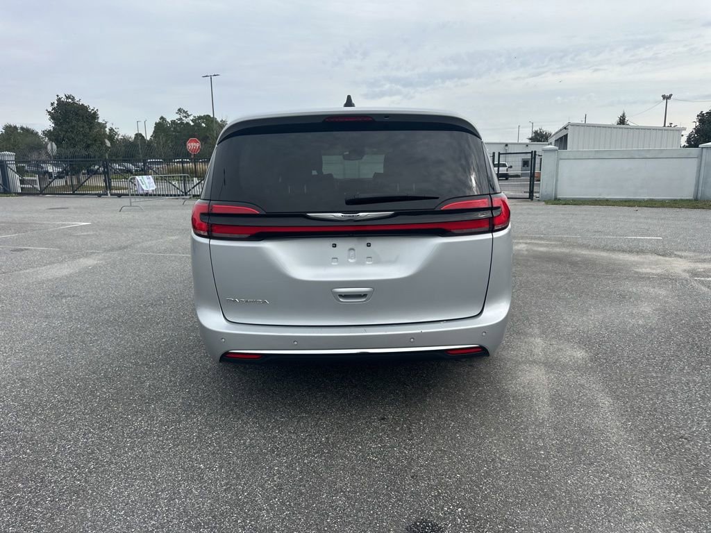 Used 2024 Chrysler Pacifica Touring-L image 7