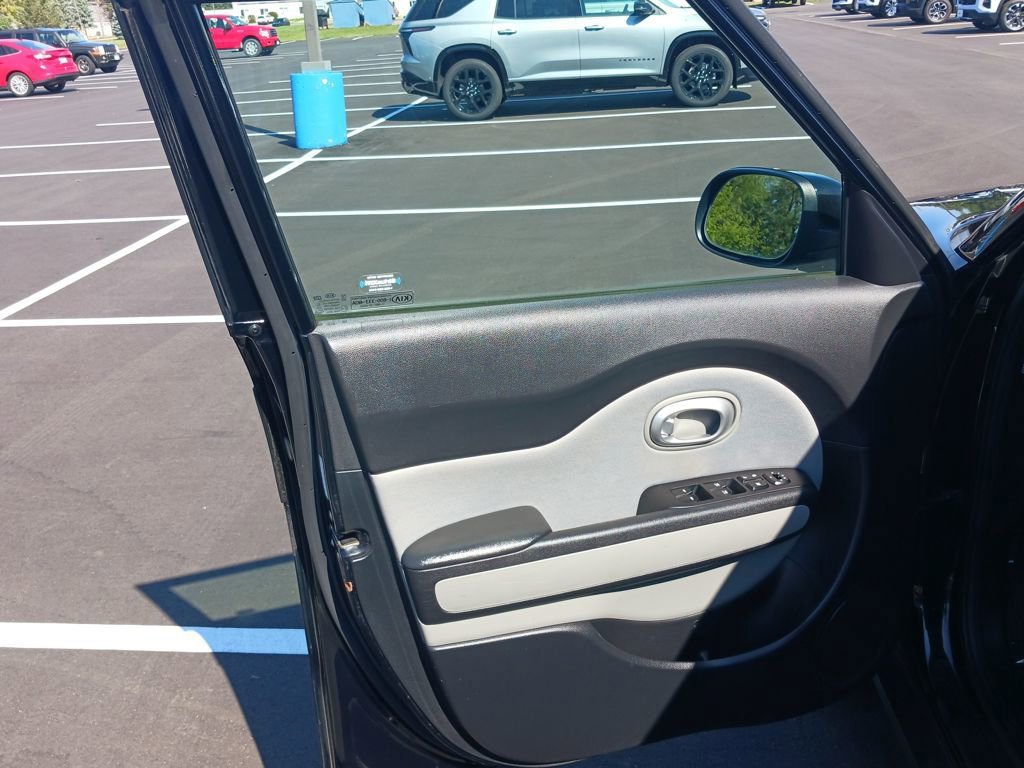 Used 2016 Kia Soul + image 10