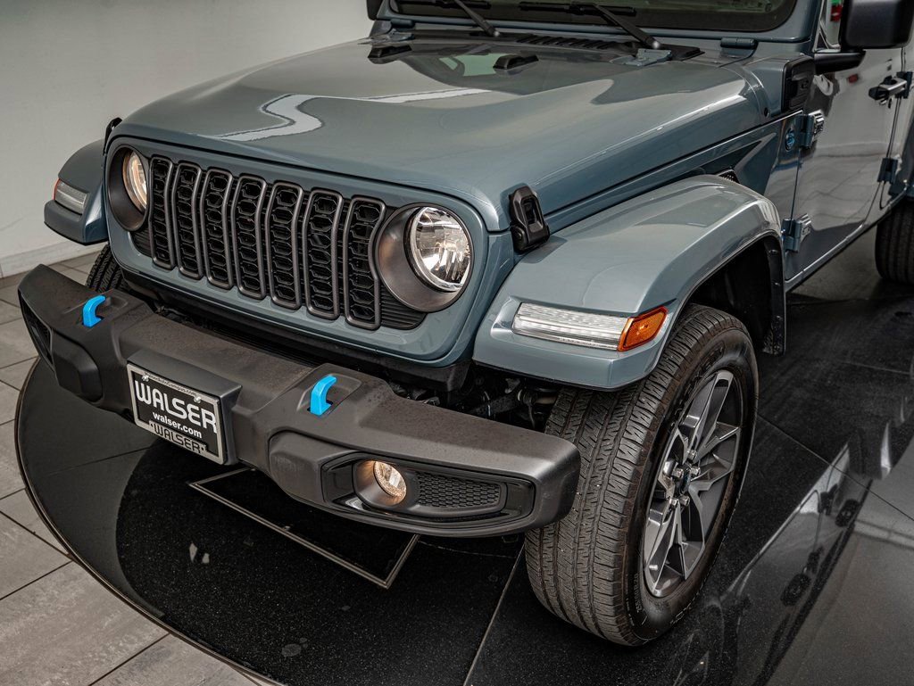 Used 2024 Jeep Wrangler Unlimited image 3