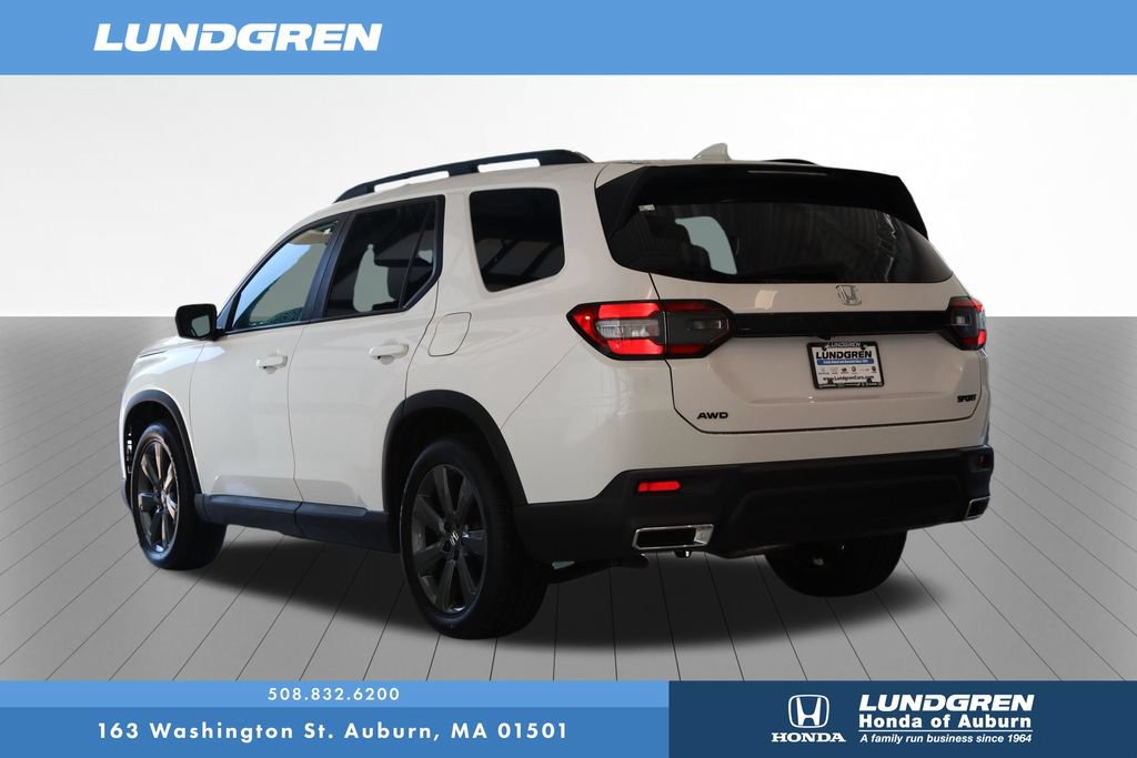 Used 2025 Honda Pilot Sport image 3