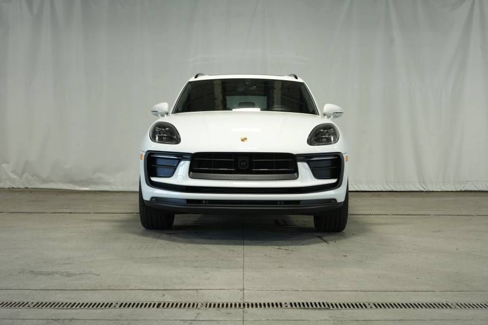Certified 2026 Porsche Macan AWD/4WD image 10