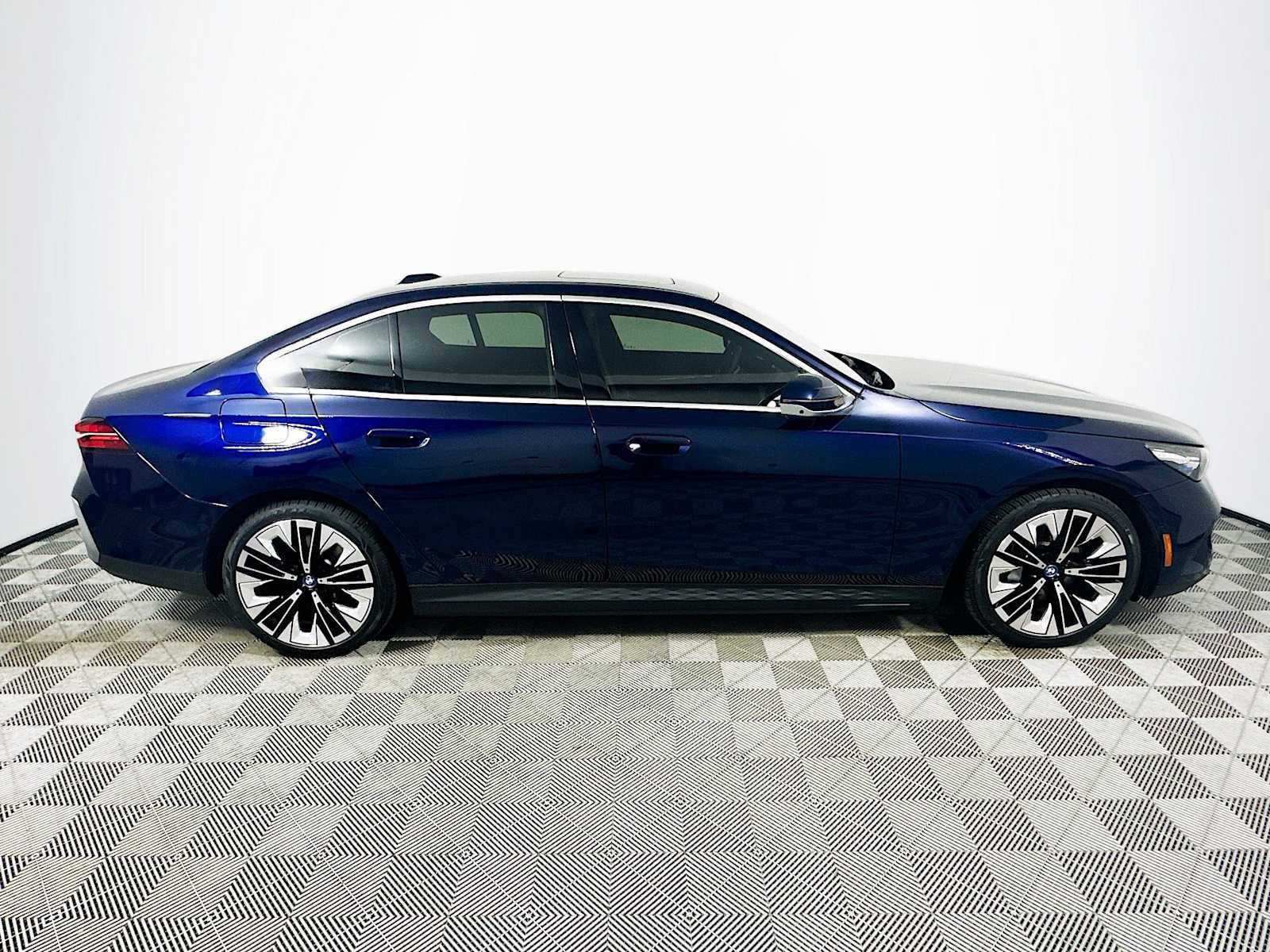 Used 2025 BMW i5 eDrive40i w/ Premium Package image 8