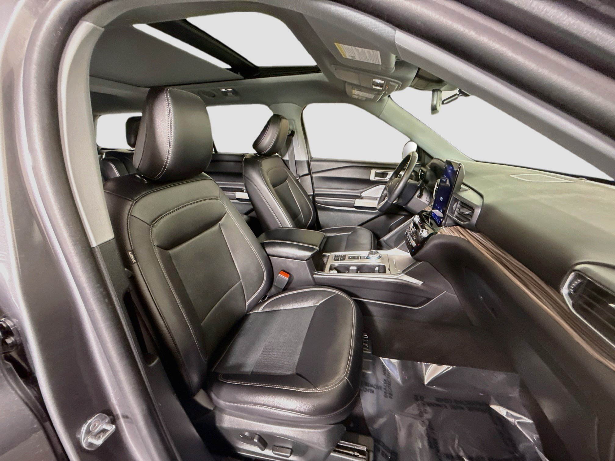 Used 2024 Ford Explorer Limited w/ Limited Technology Package RWD image 29