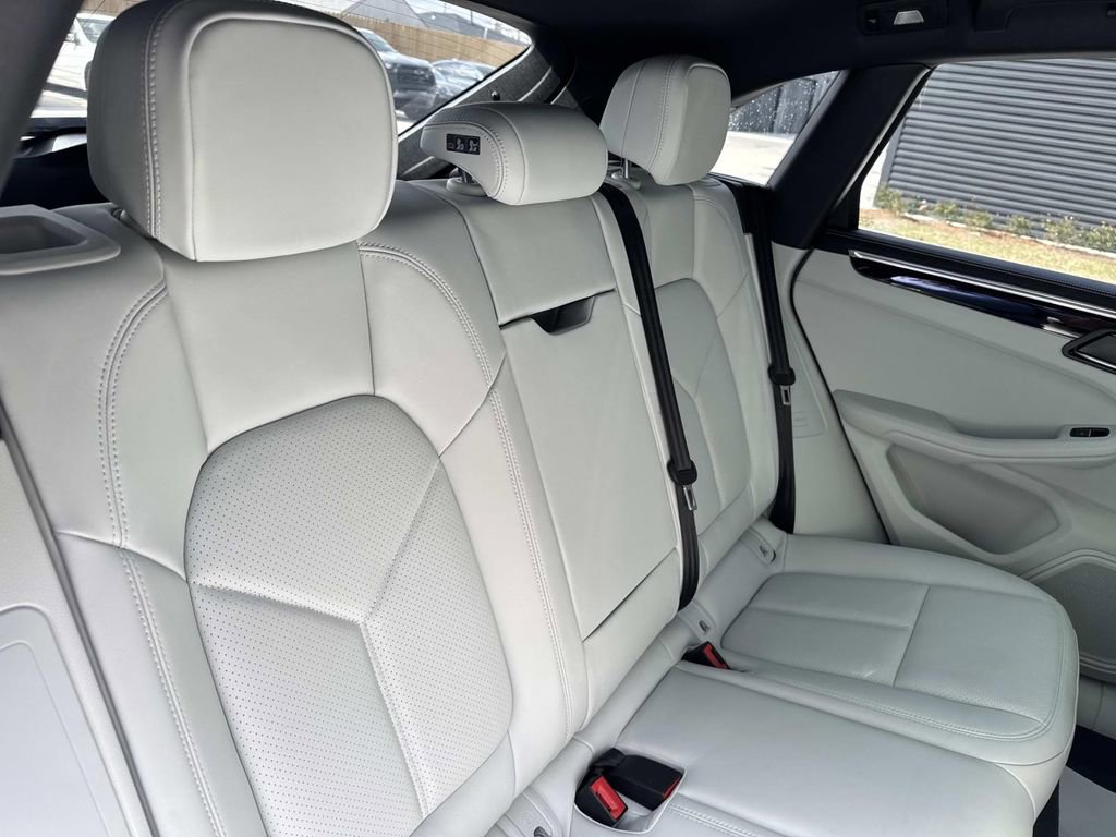 Certified 2025 Porsche Macan image 14