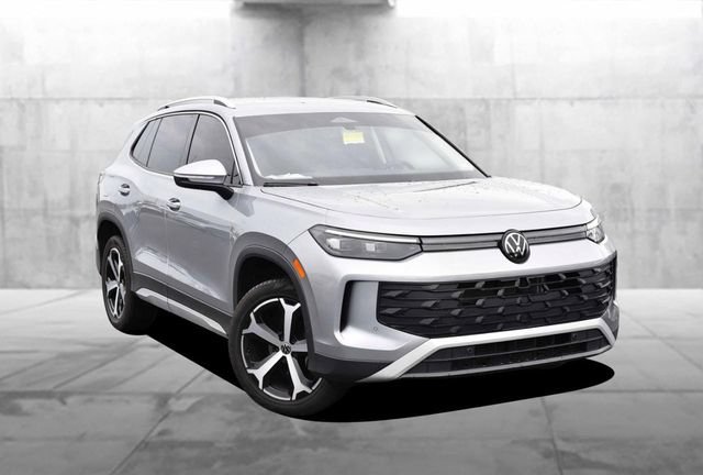Certified 2025 Volkswagen Tiguan SE FWD image 2