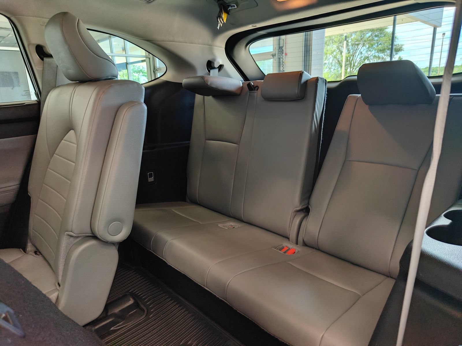 Used 2024 Toyota Highlander XLE FWD image 12