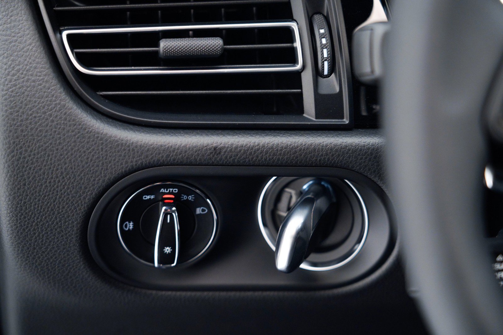 New 2026 Porsche Macan Turbo image 31