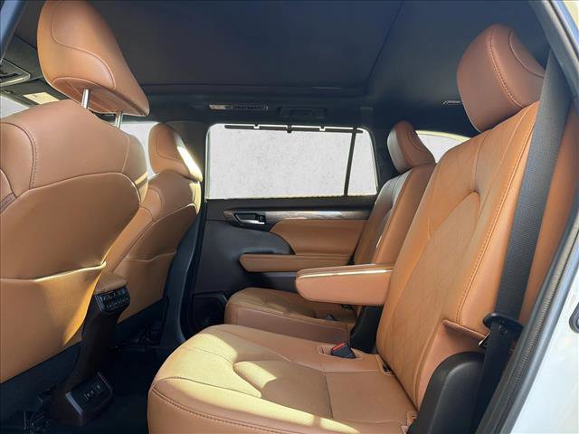 Used 2021 Toyota Highlander Platinum image 23