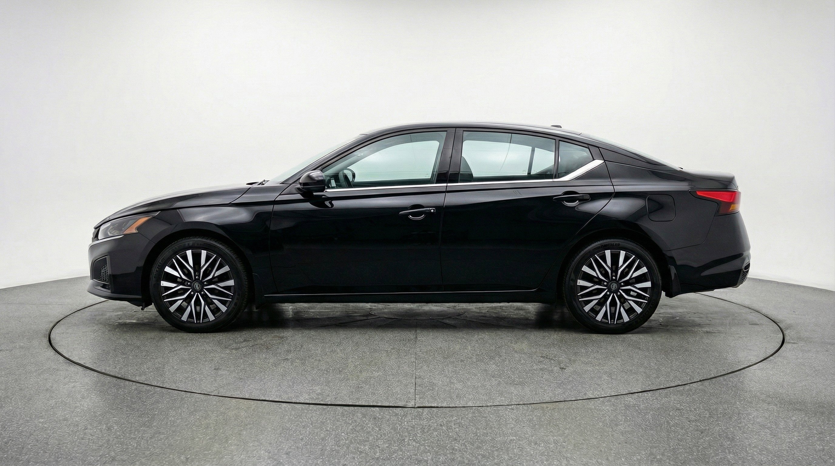 Used 2025 Nissan Altima 2.5 SV FWD image 5