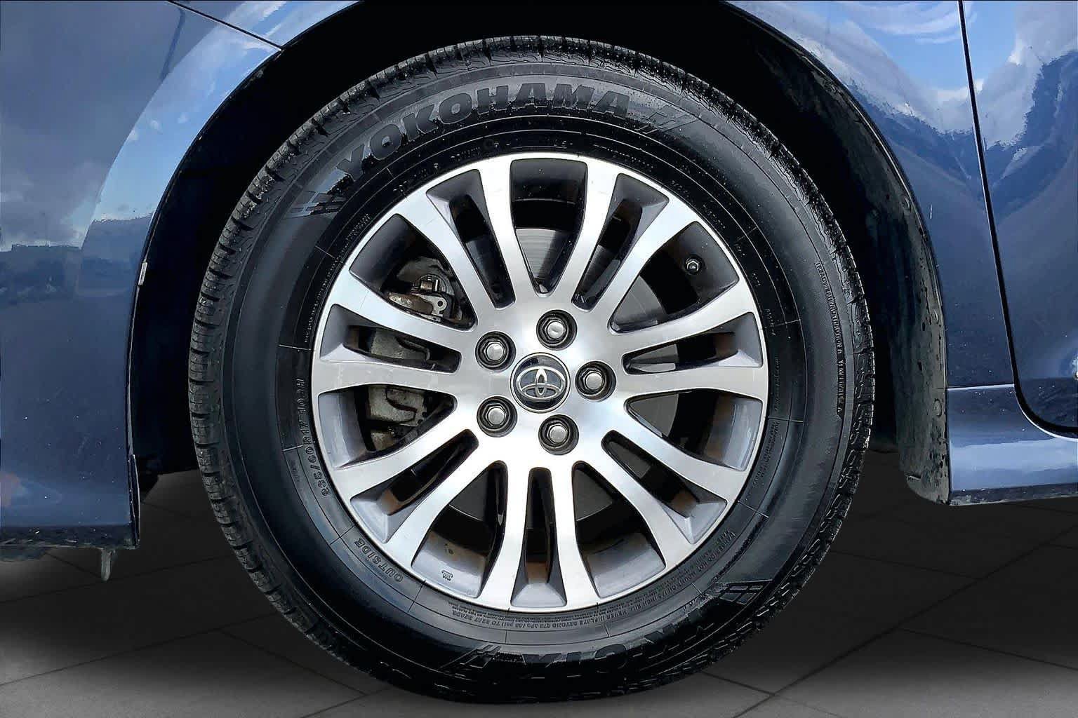 Used 2020 Toyota Sienna XLE Premium FWD image 11