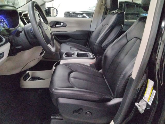 Used 2024 Chrysler Pacifica Touring-L image 9