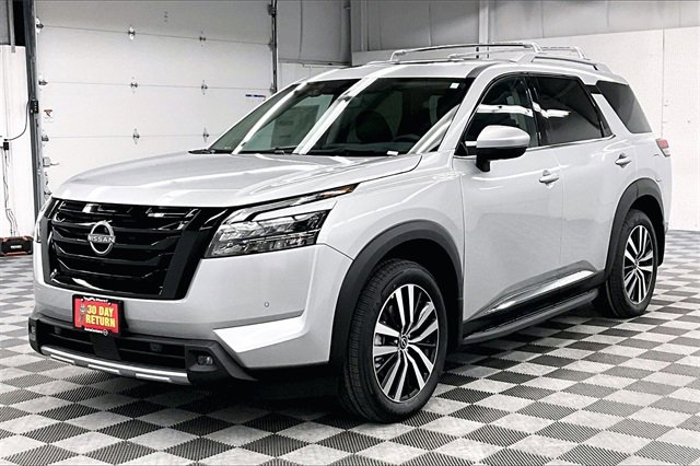 New 2025 Nissan Pathfinder Platinum image 2