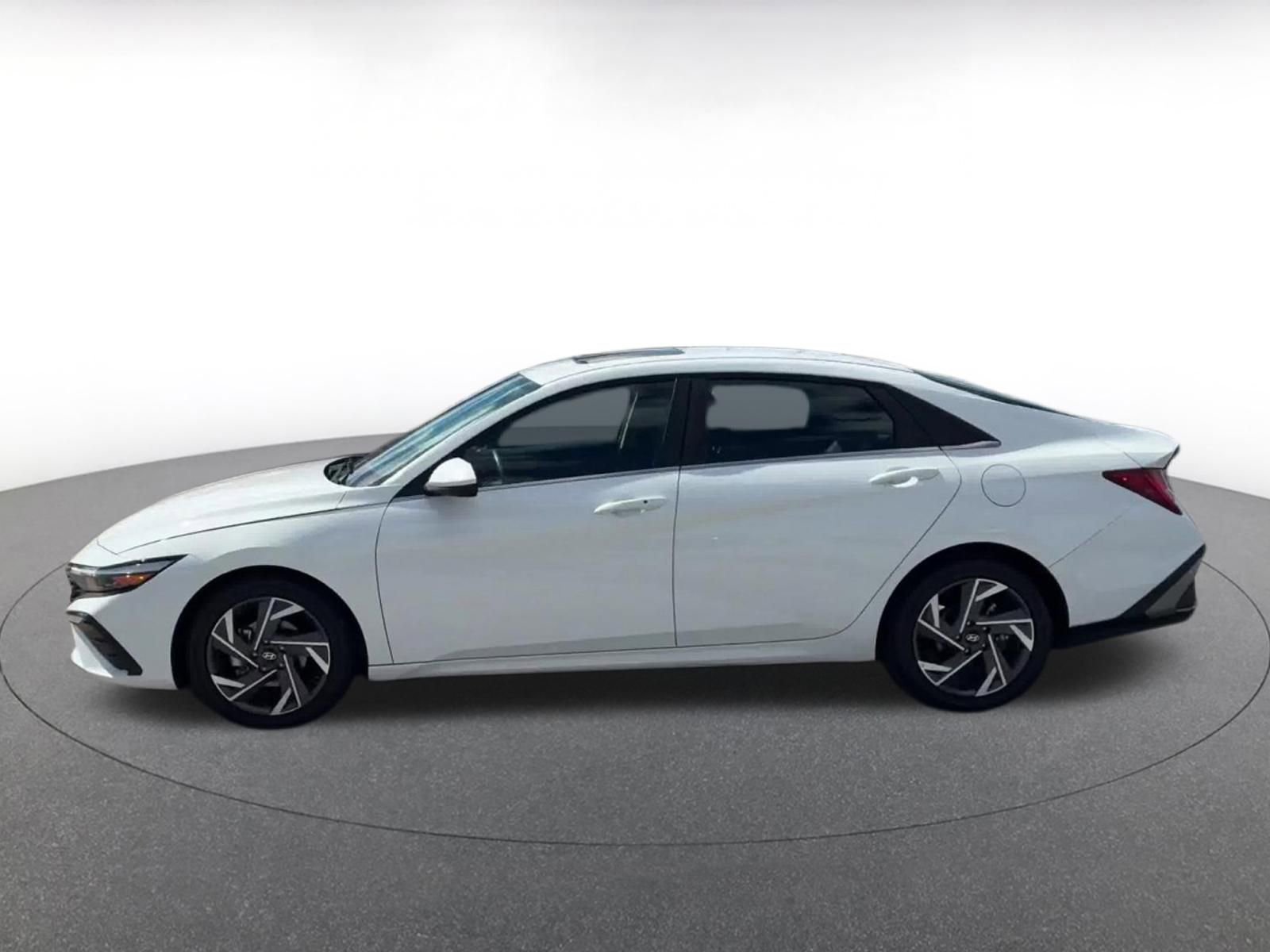 Used 2025 Hyundai Elantra SEL image 9