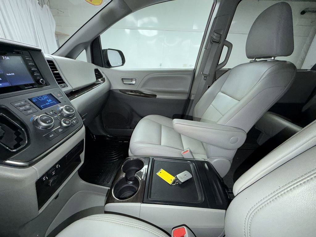 Used 2019 Toyota Sienna XLE FWD image 25