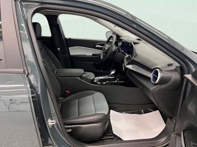 Used 2025 Chevrolet Trax LT FWD image 11