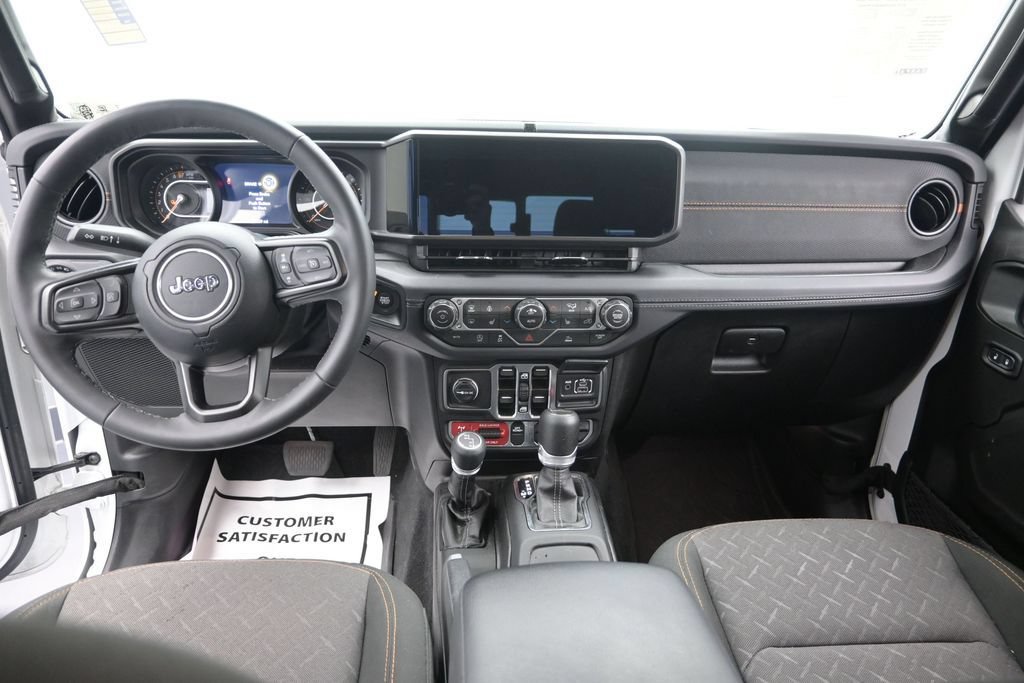 Used 2025 Jeep Gladiator Mojave w/ Convenience Group AWD/4WD image 16