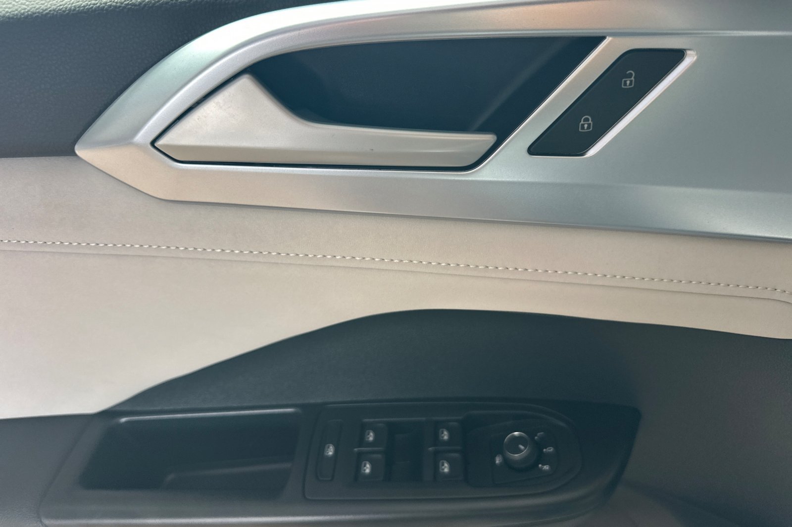 New 2026 Volkswagen Taos SE FWD image 9