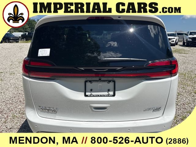 New 2027 Chrysler Pacifica Limited w/ Family Tech Group AWD/4WD image 10