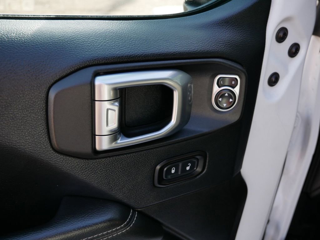 Used 2018 Jeep Wrangler Unlimited Sahara image 17