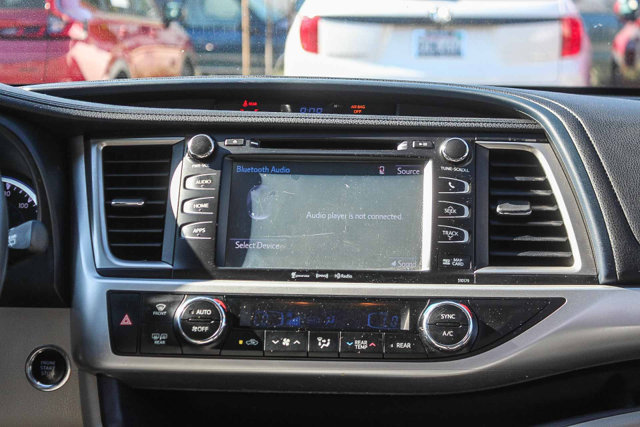 Used 2018 Toyota Highlander XLE w/ Carpet Mat Package (TMS) FWD image 18