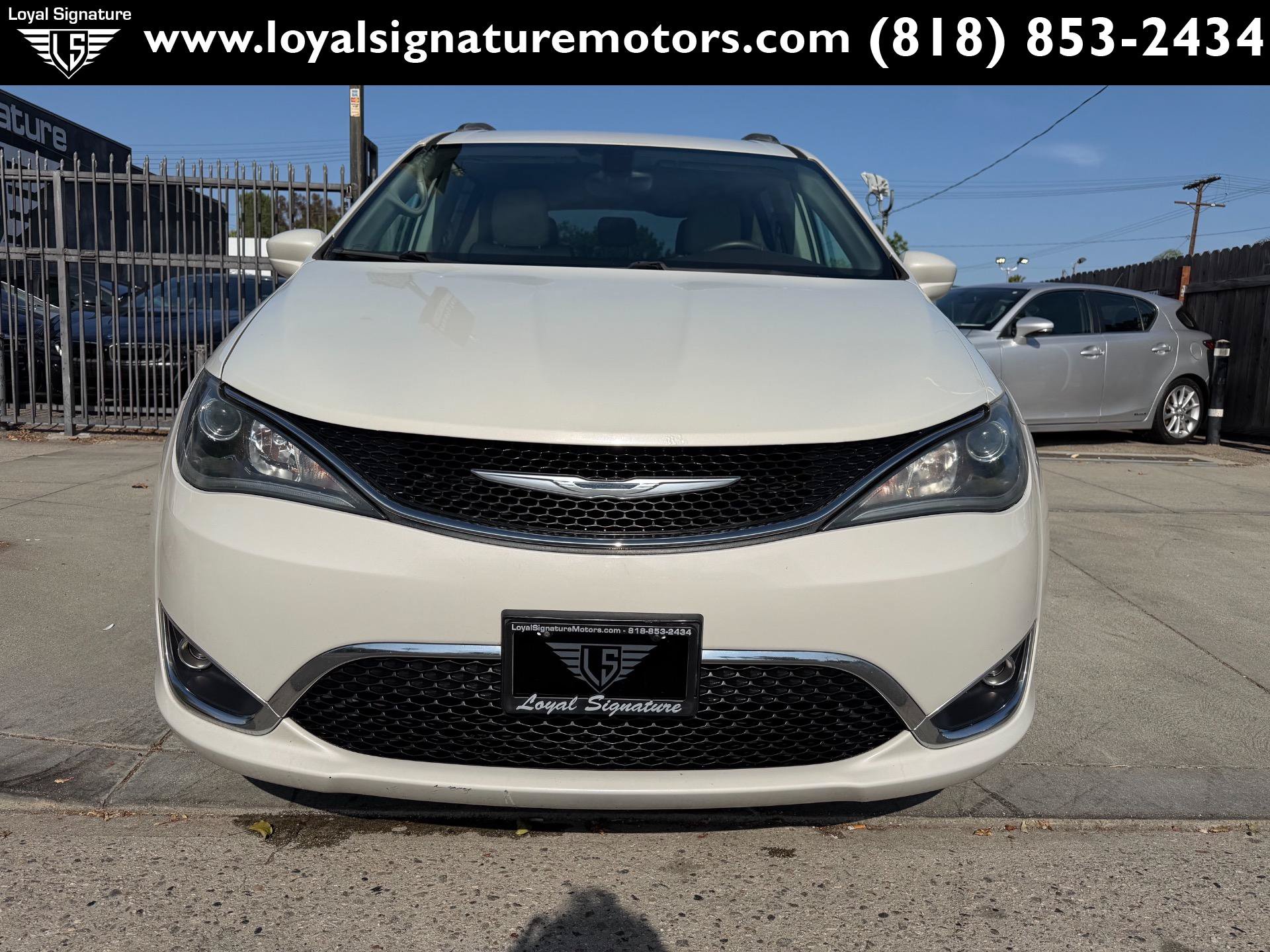 Used 2017 Chrysler Pacifica Touring-L w/ Tire & Wheel Group FWD image 2