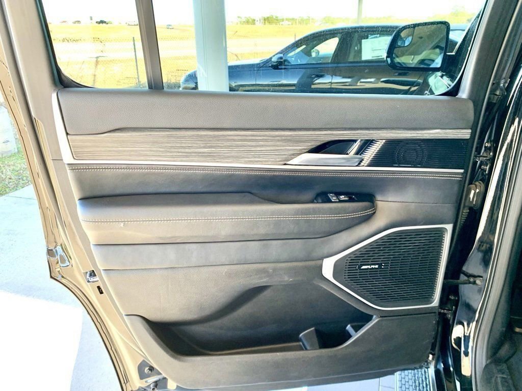 Used 2024 Jeep Wagoneer Series II w/ Flexible Seating Group AWD/4WD image 17