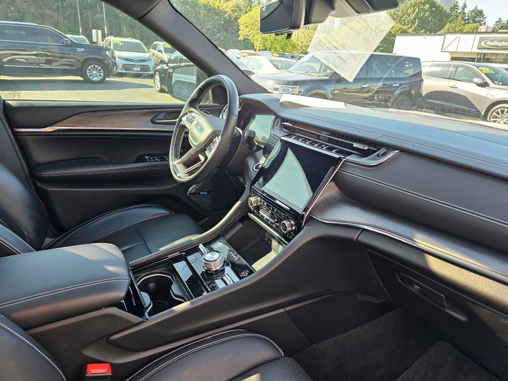 Used 2024 Jeep Grand Cherokee Overland w/ Advanced Protech Group III image 9