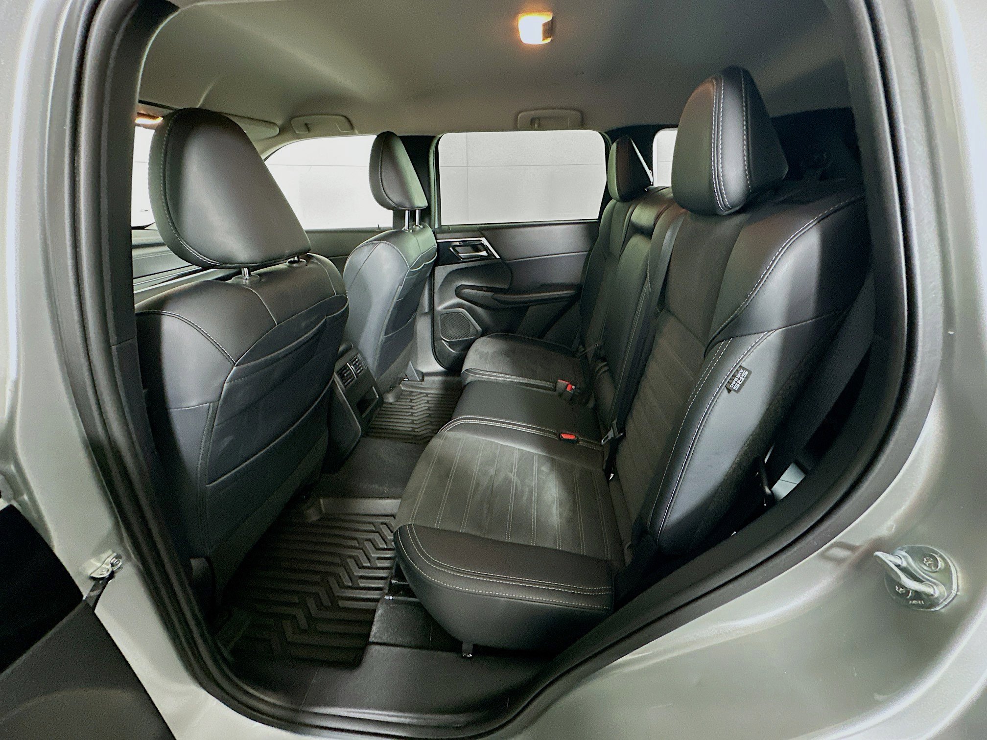 Used 2024 Mitsubishi Outlander SE image 29