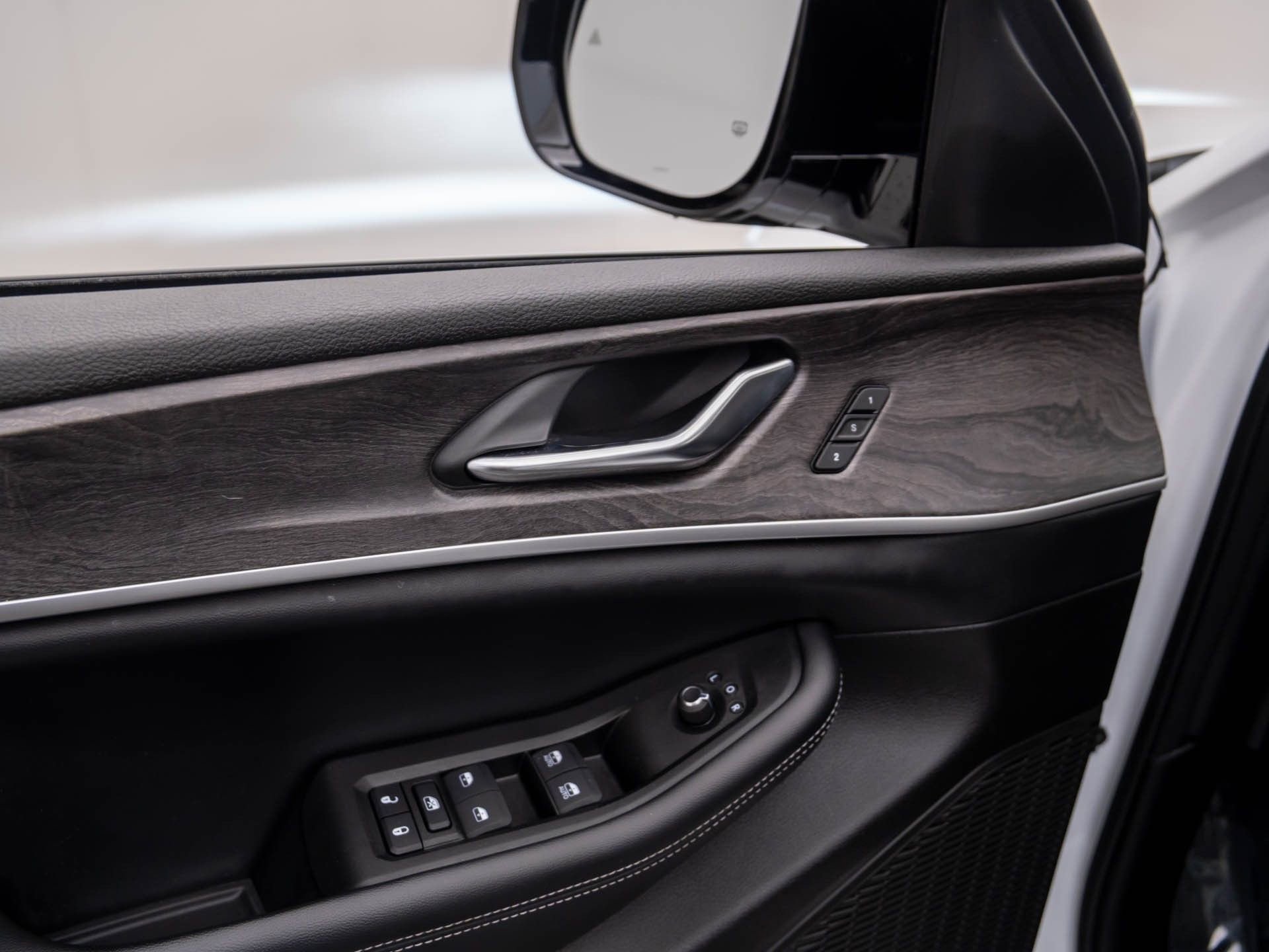 Used 2024 Jeep Grand Cherokee L Limited w/ Black Appearance Package image 14