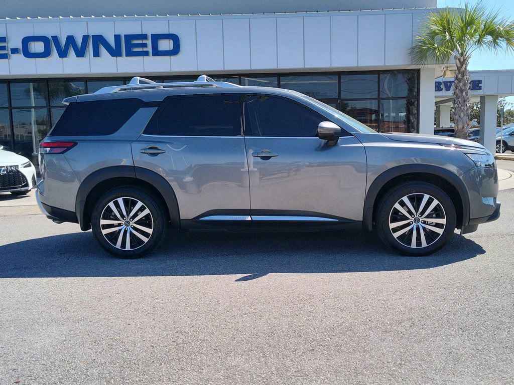 Used 2025 Nissan Pathfinder Platinum image 11